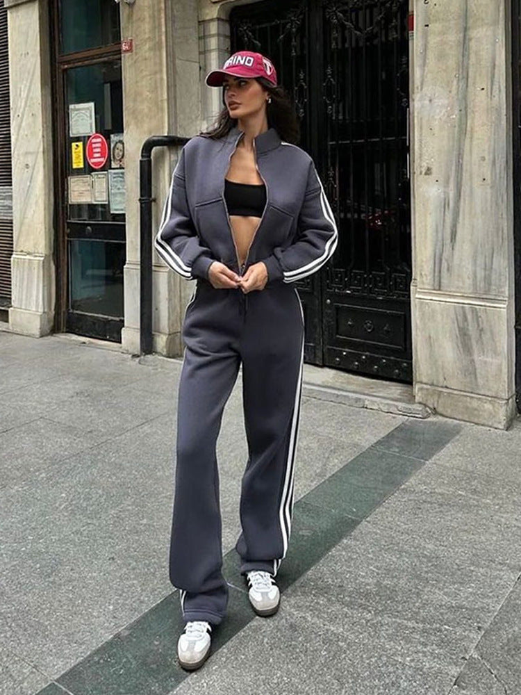 Damen Sportlicher Loungewear-Anzug mit hohem Kragen und seitlichen Streifen Sovae