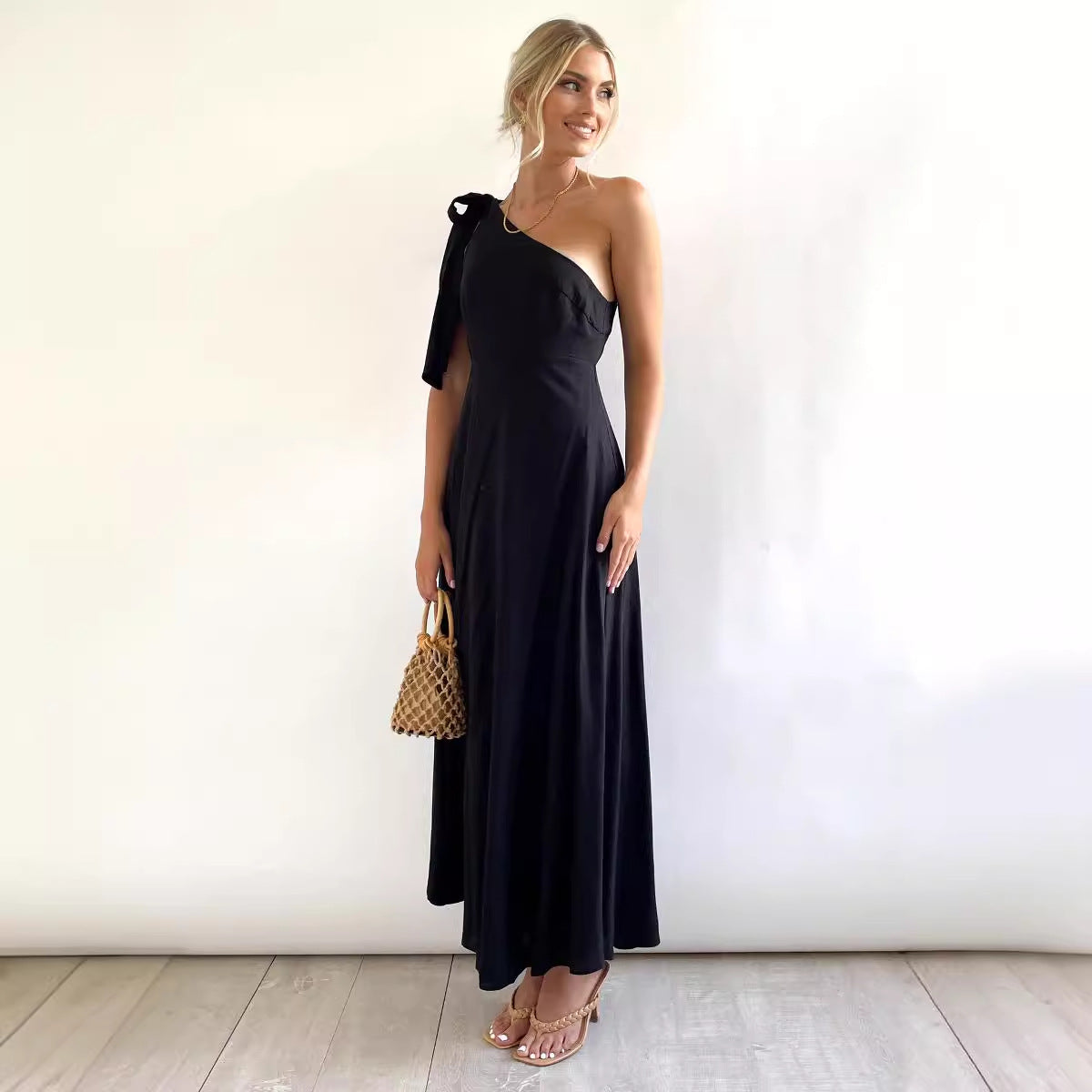 Damen Maxi-Kleid mit asymmetrischem Design und verstellbarem Träger Sovae