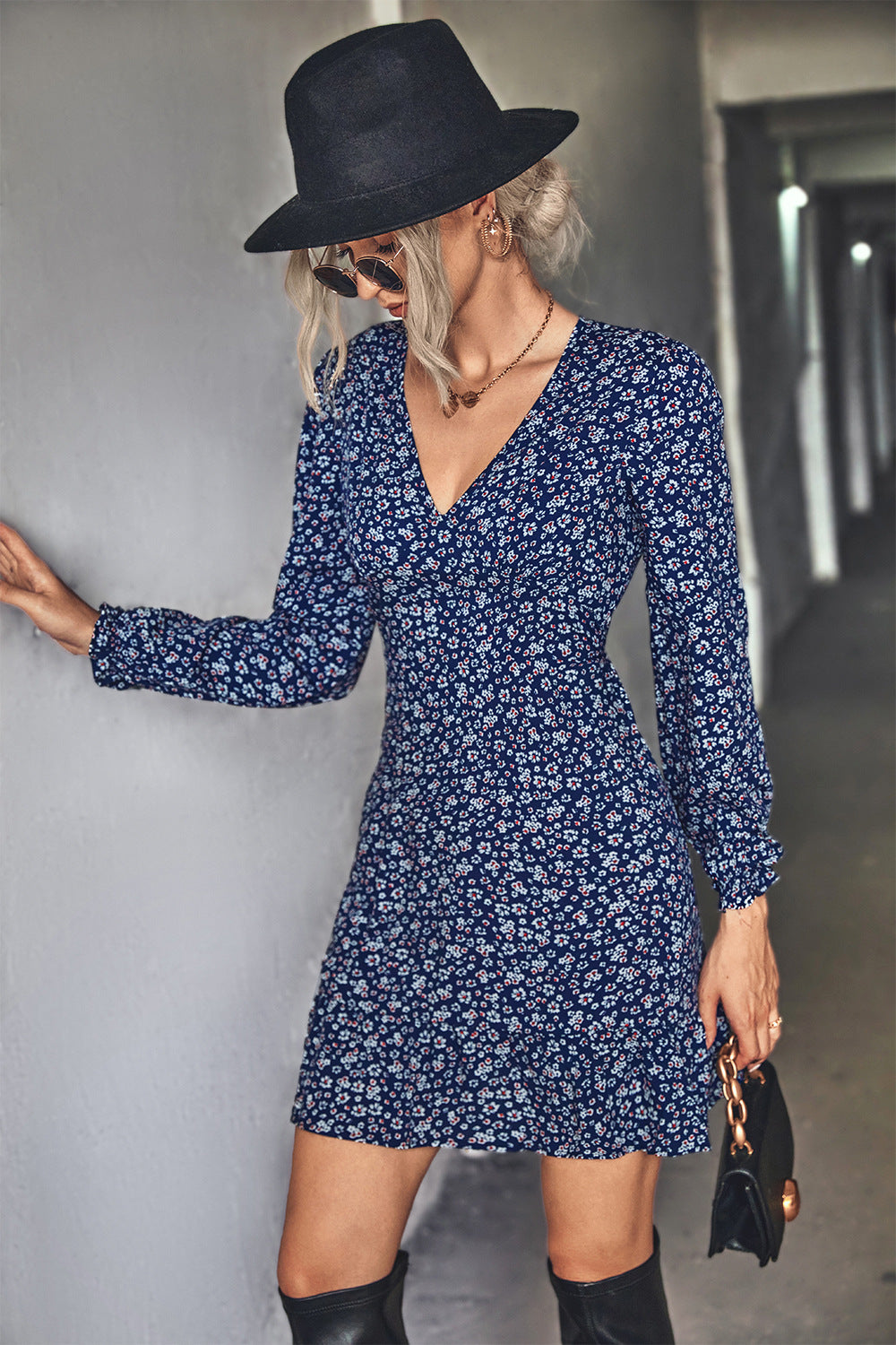 Damen Minikleid mit verspieltem floralem Muster und femininem V-Ausschnitt Sovae