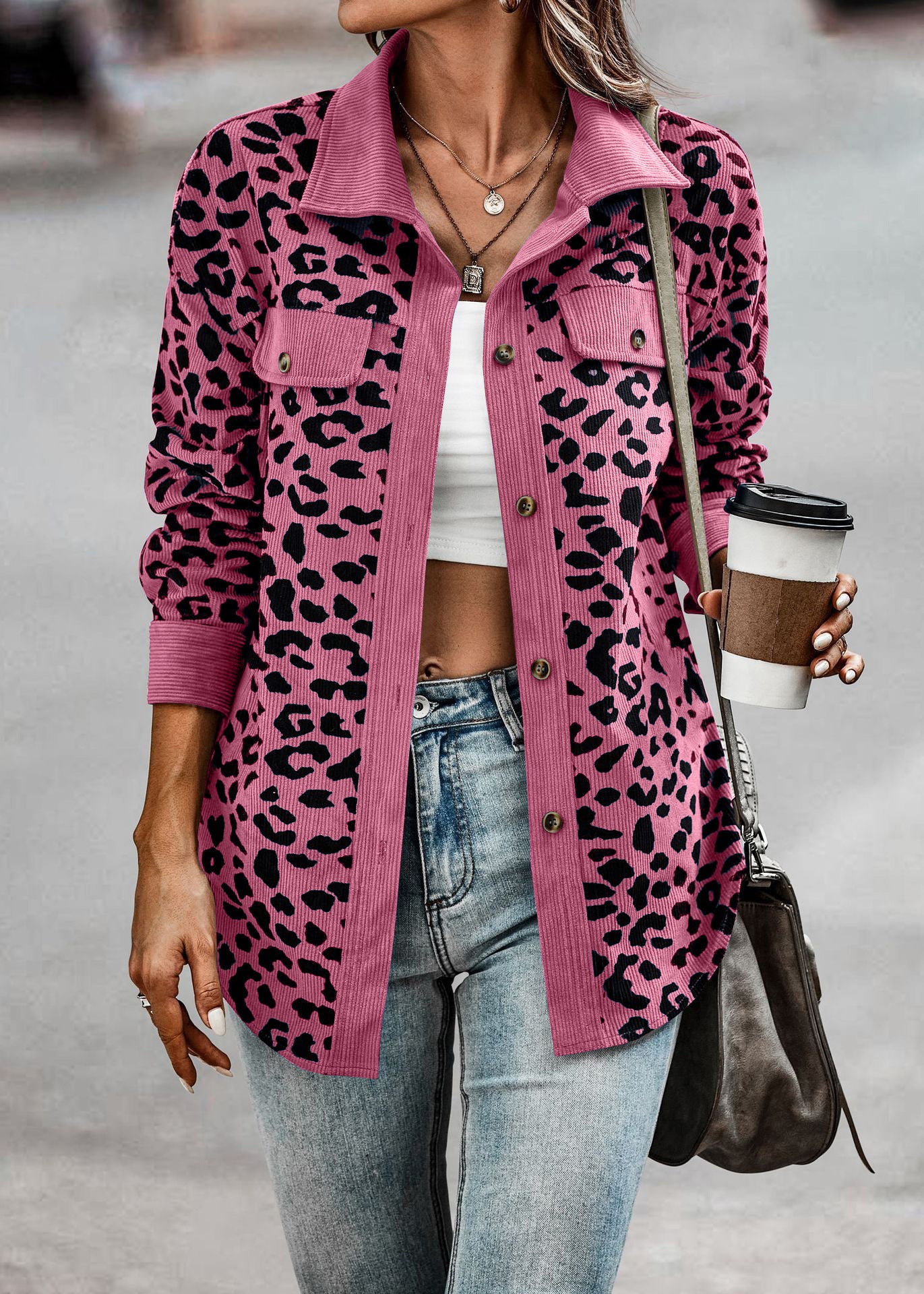 Damen Jacke im Leopardenmuster mit strukturiertem Stoff und praktischen Taschen Sovae
