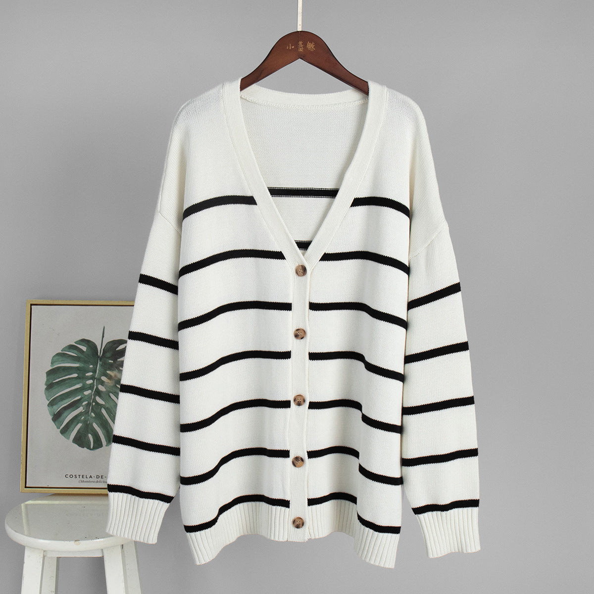 Damen Strickcardigan mit V-Ausschnitt und groben Streifen Sovae