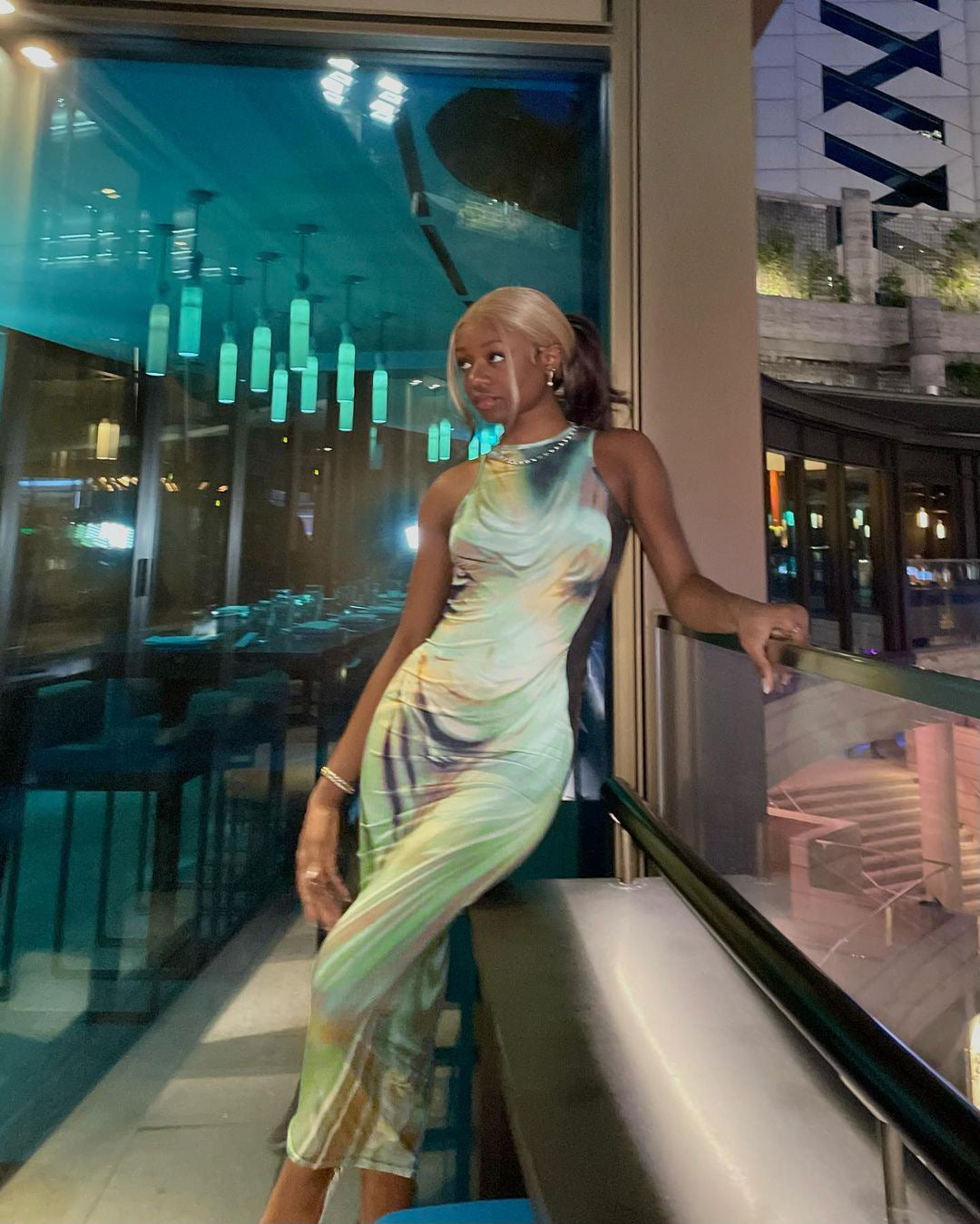 Damen Elegantes Maxikleid mit asymmetrischem Schnitt und einzigartigem Farbverlauf Sovae