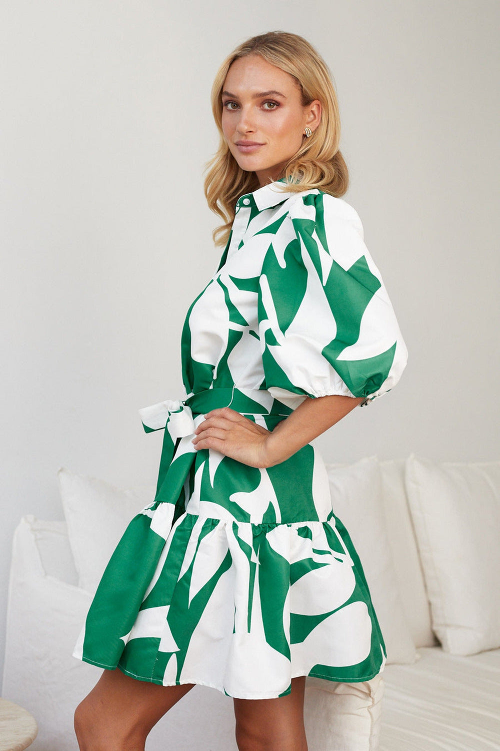 Damen Kurzkleid mit taillierbarem Gürtel und Puffärmeln Sovae