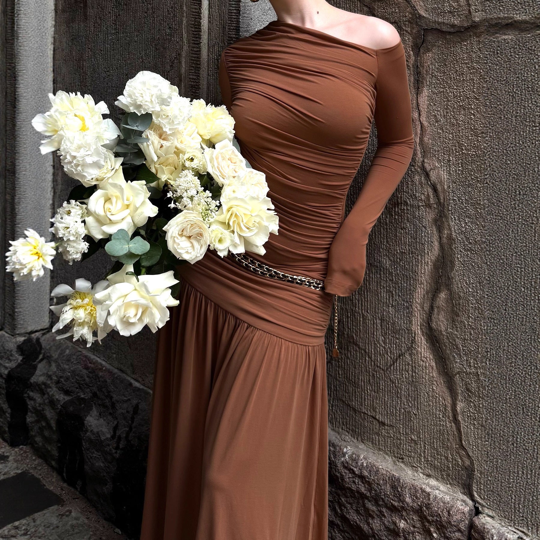 Damen Elegantes Maxikleid mit asymmetrischem Schnitt und Raffung Sovae