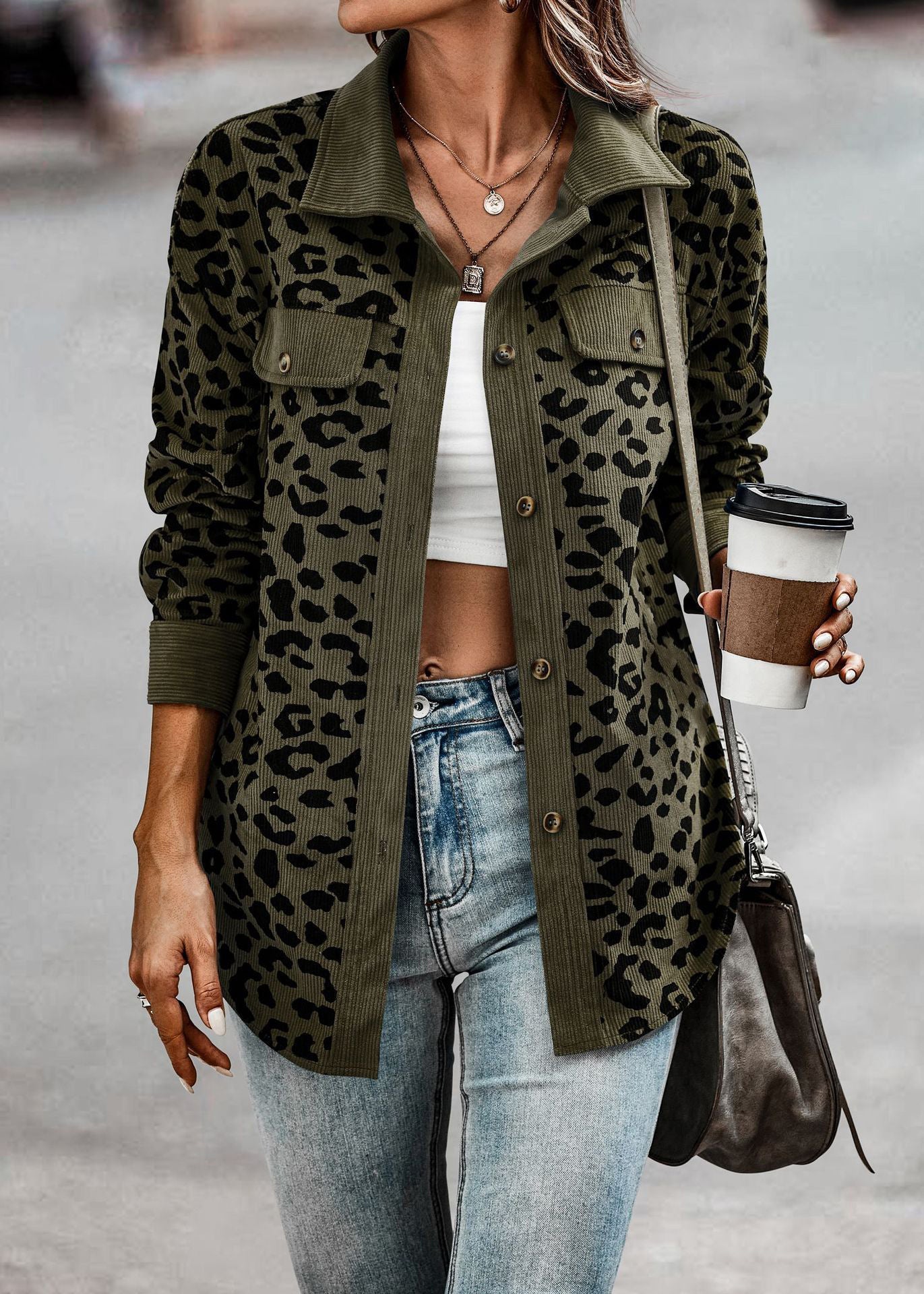 Damen Freizeitjacke mit strukturiertem Leopardenmuster und praktischen Taschen Sovae